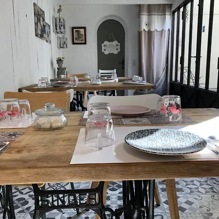 O 36 Rempart Sud 3* 에그모르트