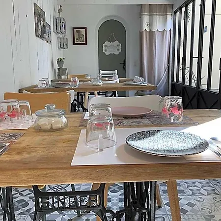 Couette-café ô 36 Rempart Sud Aigues-Mortes